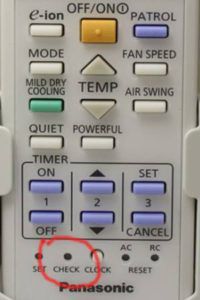  Расположение кнопки проверки в углублении на пульте дистанционного управления