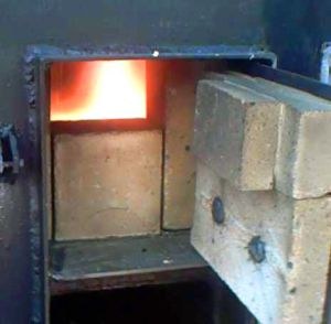 Высокую температуру горения пиролизного газа может выдержать только огнеупорный кирпич