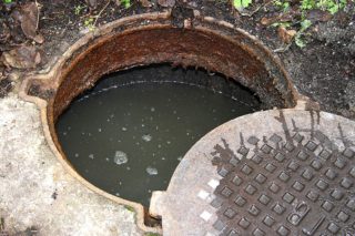 Вспомогательные приёмы для чистки канализационных колодцев