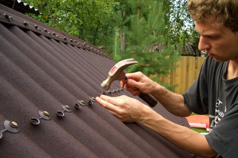 Как правильно укладывать ондулин на крышу своими руками
