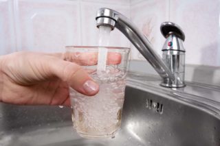 Зачем нужно смягчение воды в квартире и какие способы для этого существуют