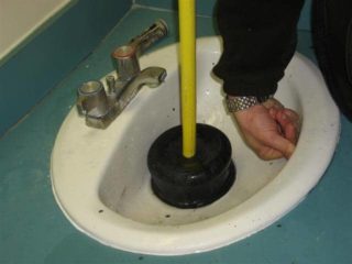 Прочистка канализационных труб с помощью вантуза и его аналогов