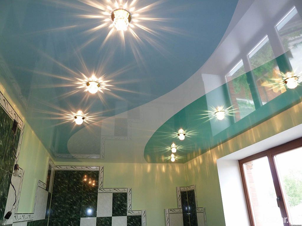 Натяжные потолки освещение дизайн гостиной