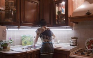Как выбрать и организовать освещение на кухне над рабочей поверхностью