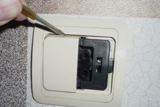 Демонтаж выключателей света: снятие рамки и клавиш
