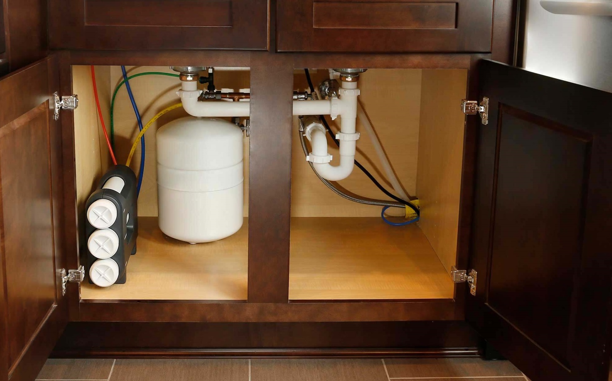 Как подключить фильтр воды на кухне. Установка фильтра для воды. Система очистки воды для кухни. Фильтр для горизонтальной установки. Монтаж фильтра для воды вертикально или горизонтально.