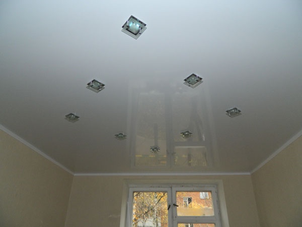 Расположение светильников на натяжном потолке в прямоугольной комнате с люстрой 18 кв