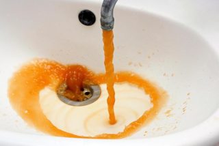 Почему в скважине ржавая вода и как ее очистить