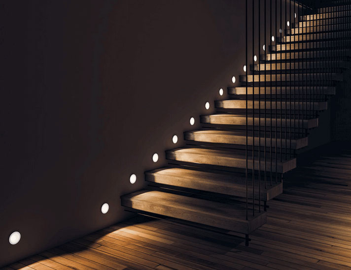 Подсветка лестницы в частном доме на второй этаж