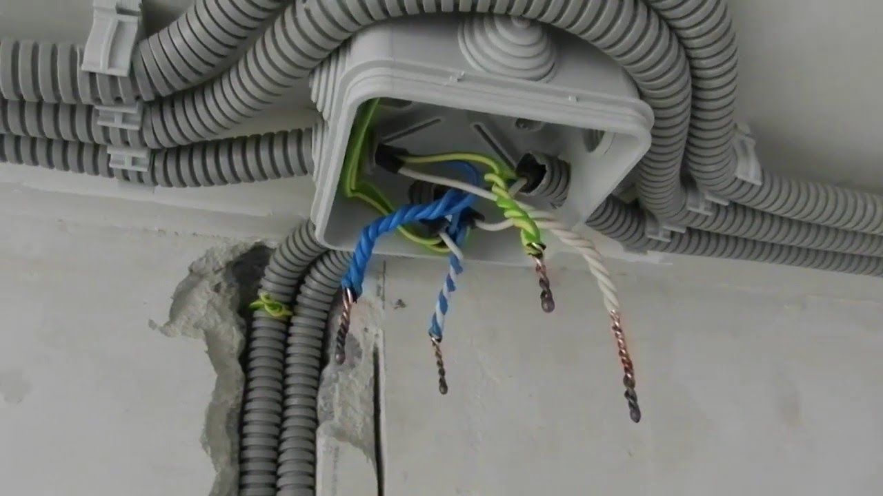 Пайка проводов в распределительной коробке: медные провода, скрутка,  инструмент и припой