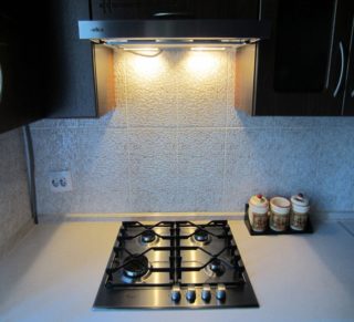 Установка светодиодной ленты на кухне 26 фото как установить прикрепить и подключить диодную ленту к кухонному гарнитуру своими руками