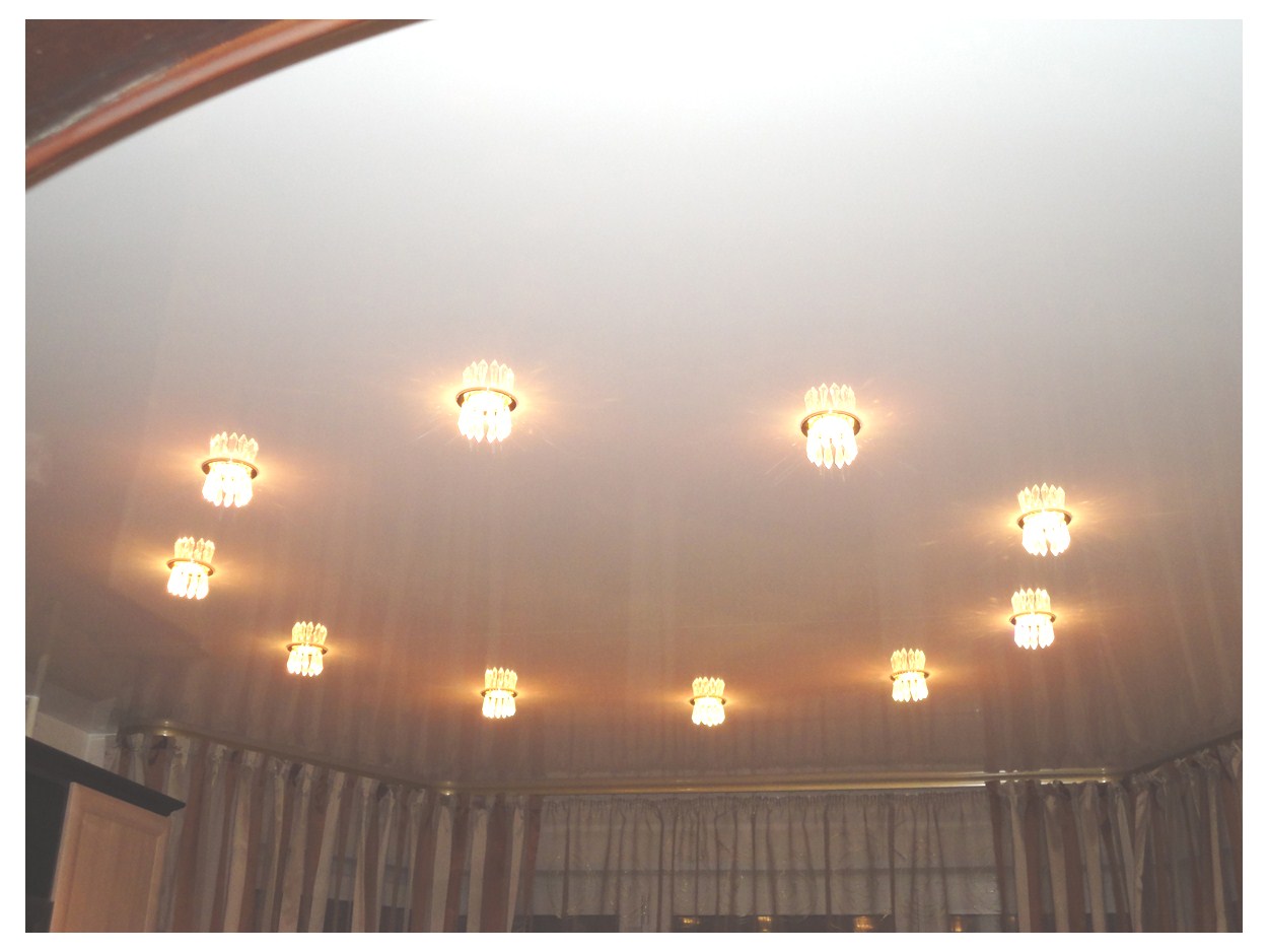 Расположение светильников на натяжном потолке в зале с люстрой - фото