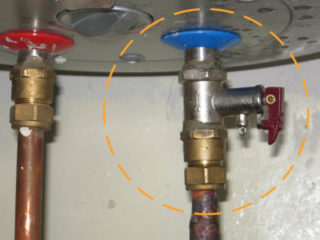 Почему капает вода из предохранительного клапана водонагревателя