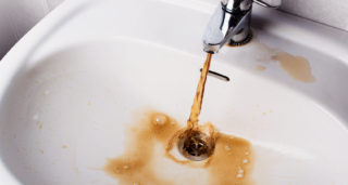 Как очистить воду из скважины от железа и извести