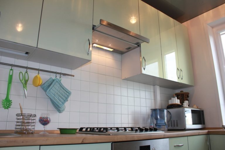 Правила установки вытяжки на кухне для газовой плиты