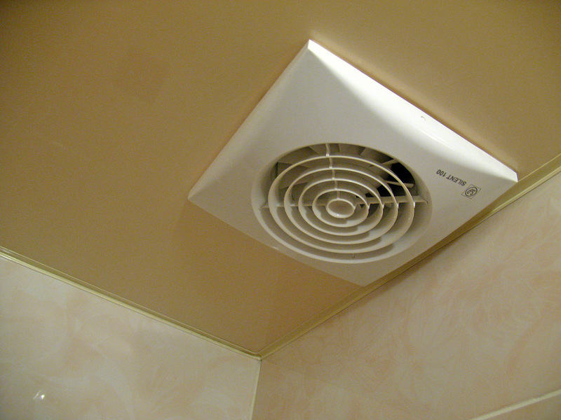 Вентиляция натяжной в ванне. Вытяжной вентилятор 80мм для ванной комнаты под натяжной потолок. Вытяжной вентилятор Электролюкс в натяжной потолок. Вентилятор потолочный Электролюкс с обратным клапаном 150 в потолке. Вентиляция для натяжного потолка д90.