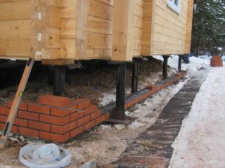 Процесс ремонта фундамента в деревянном доме своими руками