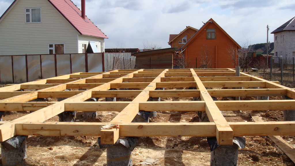 Ремонт фундамента деревянного дома: влияющие факторы, виды и технологии