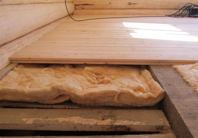 Как утеплить пол в деревянном доме: полезная инструкция