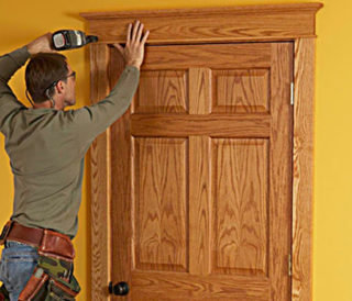 Как установить деревянную дверь своими руками
