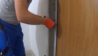 Как заштукатурить откосы дверей после замены двери?