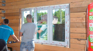 Как закрепить пластиковое окно в деревянном доме