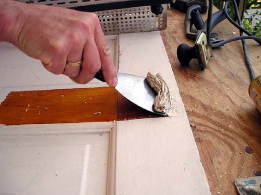 Как произвести реставрацию двери, обклеенной шпоном