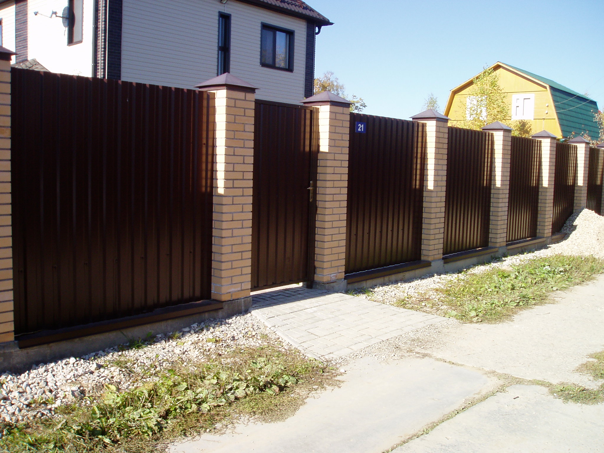 Строительство заборов в московской области. Красивый забор из профнастила. Красивый забор из металлопрофиля. Красивый профнастил для забора. Забор из металлопрофиля в частном доме.