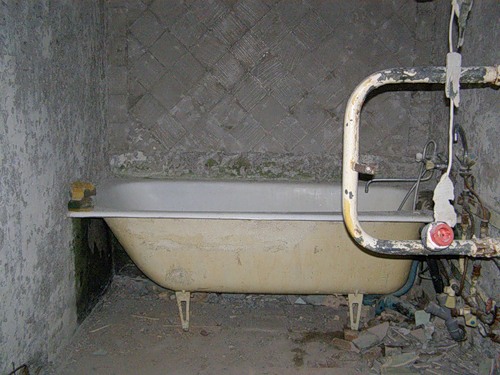 Демонтаж чугунной ванны: как снять, отсоединить от канализации и .